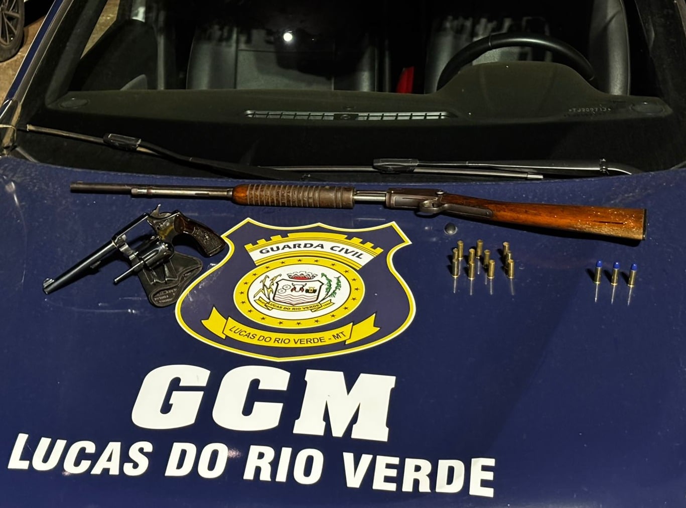 Durante a abordagem, foram apreendidas duas armas de fogo e diversas munições na residência do suspeito, que tentou enganar os agentes.
