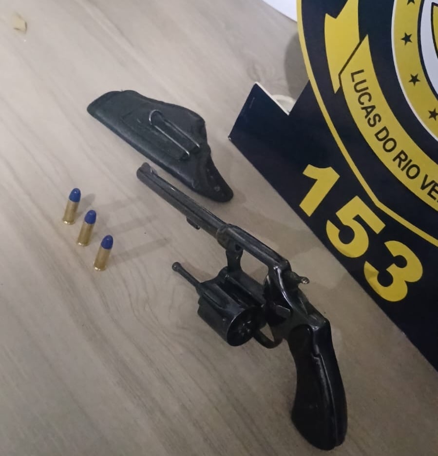 Durante a abordagem, foram apreendidas duas armas de fogo e diversas munições na residência do suspeito, que tentou enganar os agentes.