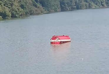 Motorista foi socorrido e encaminhado para atendimento médico; causas do acidente ainda estão sendo apuradas