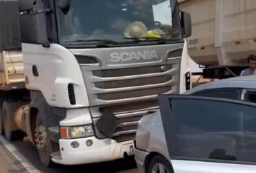 Acidente foi provocado por ultrapassagem forçada de ambulância; todos os envolvidos recusaram atendimento médico no local