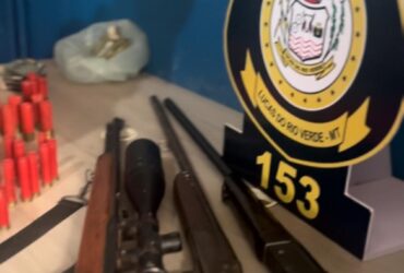 Guarda Municipal e Conselho Tutelar identificam violência física e psicológica contra menor de 13 anos; três armas de fogo foram apreendidas na residência