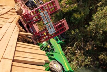 Veículo caiu às margens do rio Ranchão, mas ninguém ficou ferido; maquinário será removido por equipes de apoio
