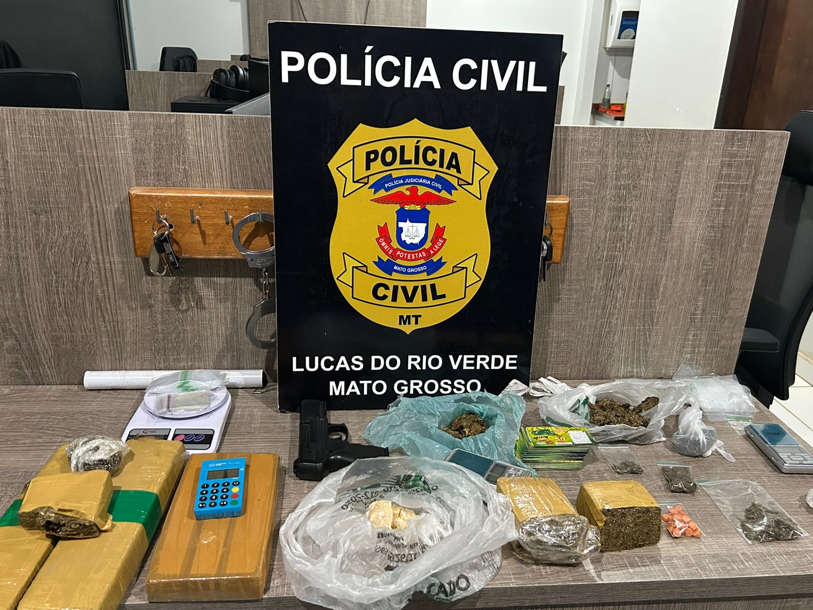 Delegado Artur Almeida afirma que imóvel no bairro Cerrado funcionava como depósito de entorpecentes, monitorado por câmeras de segurança