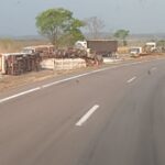 Acidente aconteceu na noite de segunda-feira (15), no km 331 da rodovia; tráfego precisou ser totalmente interditado para perícia e remoção da carreta