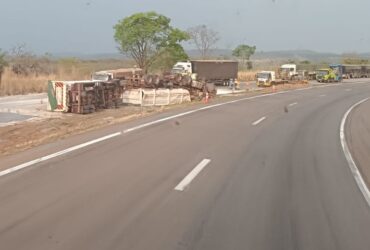 Acidente aconteceu na noite de segunda-feira (15), no km 331 da rodovia; tráfego precisou ser totalmente interditado para perícia e remoção da carreta