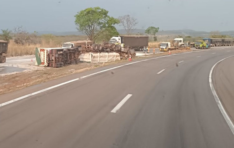 Acidente aconteceu na noite de segunda-feira (15), no km 331 da rodovia; tráfego precisou ser totalmente interditado para perícia e remoção da carreta