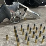 Ação foi desencadeada após denúncia anônima; suspeito responderá por posse e porte ilegal de arma de fogo