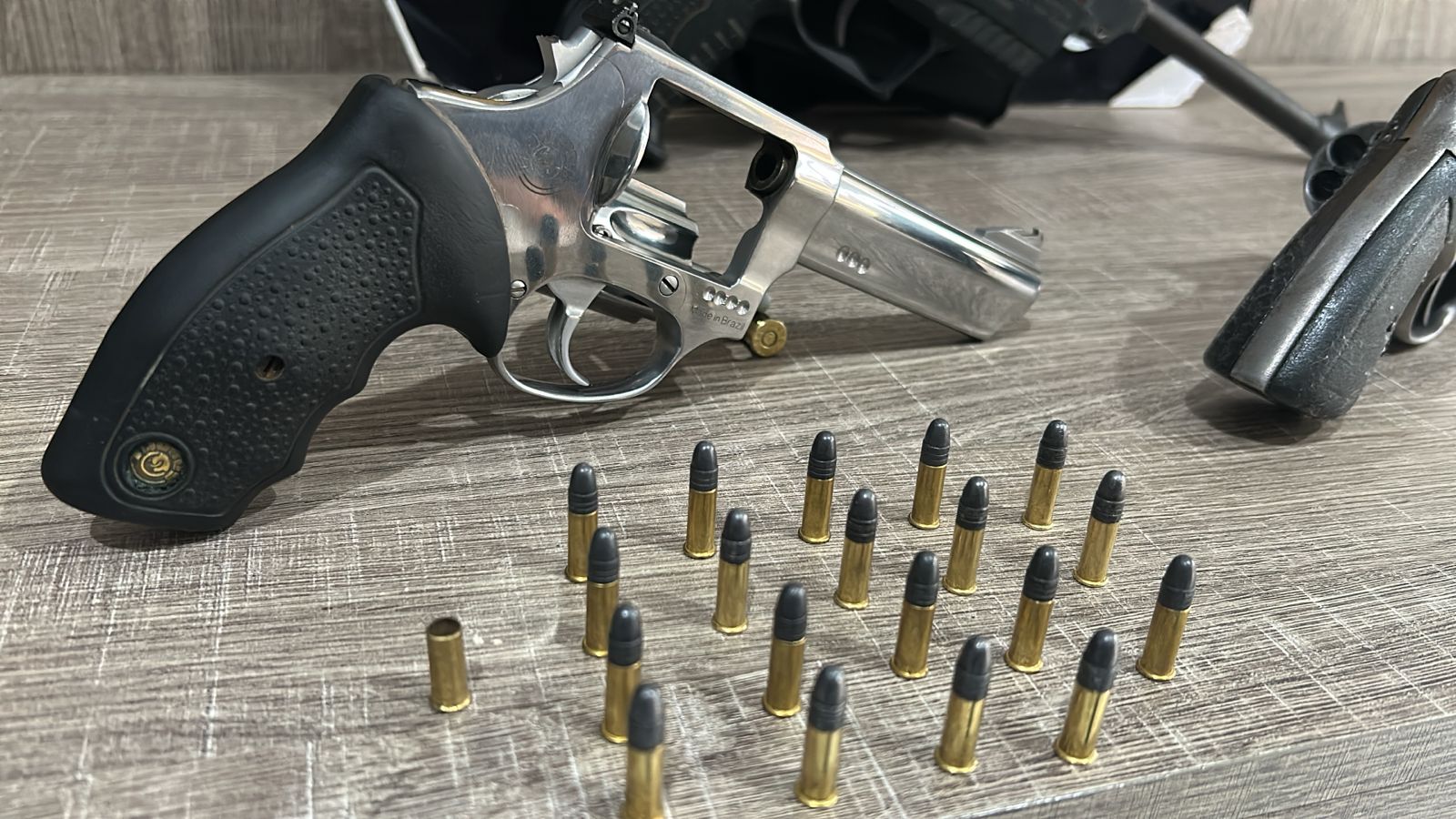 Ação foi desencadeada após denúncia anônima; suspeito responderá por posse e porte ilegal de arma de fogo