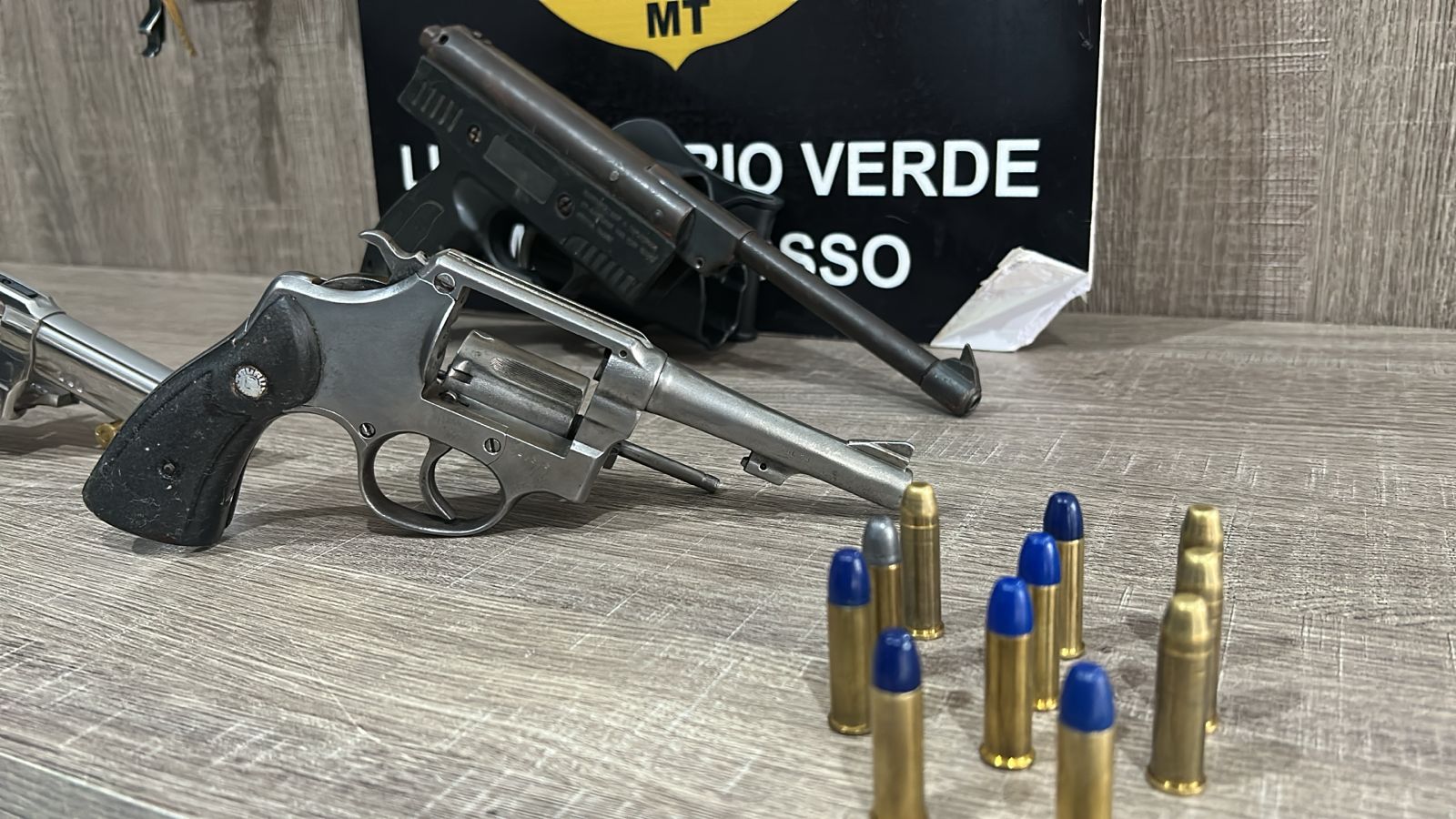 Ação foi desencadeada após denúncia anônima; suspeito responderá por posse e porte ilegal de arma de fogo