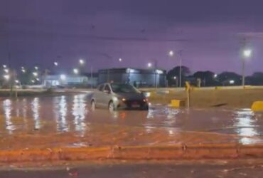Temporal registrado na tarde de terça-feira (16) causou pontos de alagamento na cidade; segundo especialista, volume é um dos maiores dos últimos anos para setembro
