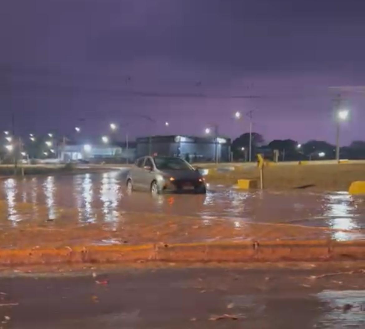 Temporal registrado na tarde de terça-feira (16) causou pontos de alagamento na cidade; segundo especialista, volume é um dos maiores dos últimos anos para setembro
