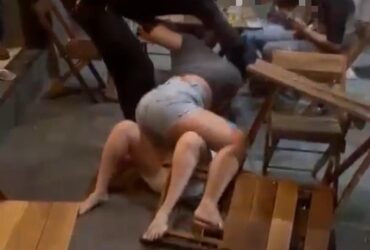 Duas mulheres foram detidas após agressões e resistência à abordagem; suspeito armado conseguiu fugir durante a ação