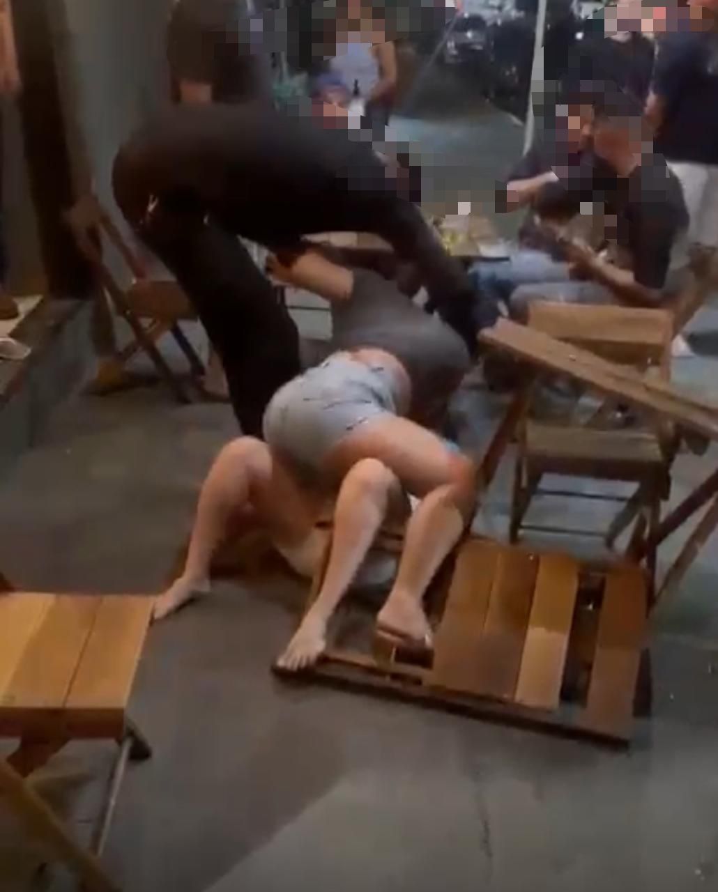 Duas mulheres foram detidas após agressões e resistência à abordagem; suspeito armado conseguiu fugir durante a ação