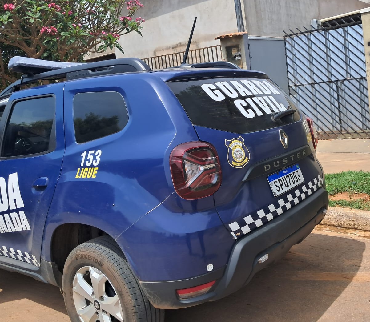 Após discussão com o filho, suspeito ofendeu e ameaçou de morte um agente da Guarda Civil Municipal; prisão exigiu uso de força progressiva e spray de pimenta.