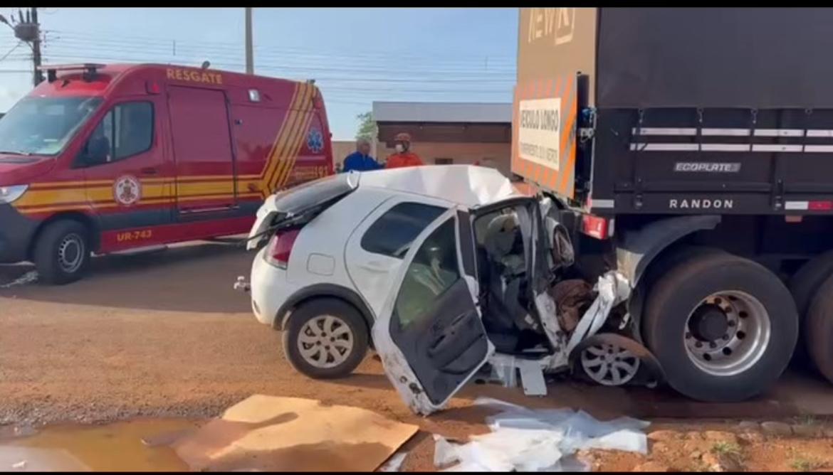 Acidente envolvendo um Palio e carreta estacionada deixa vítima fatal; perícia e Polícia Civil foram acionadas