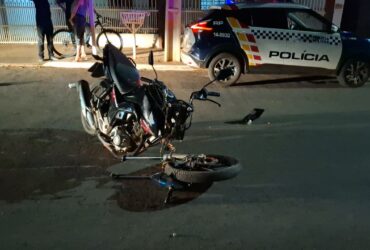 Homem de 30 anos sofreu suspeita de fratura e foi encaminhado ao Hospital Regional; Polícia Militar e Bombeiros atenderam a ocorrência