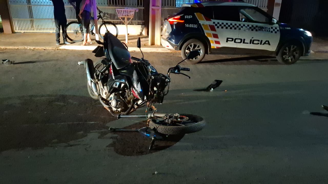 Homem de 30 anos sofreu suspeita de fratura e foi encaminhado ao Hospital Regional; Polícia Militar e Bombeiros atenderam a ocorrência