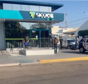 Além do dinheiro, grupo levou um revólver calibre .38 com 12 munições após arrombar portas e violar cofre de valores da agência