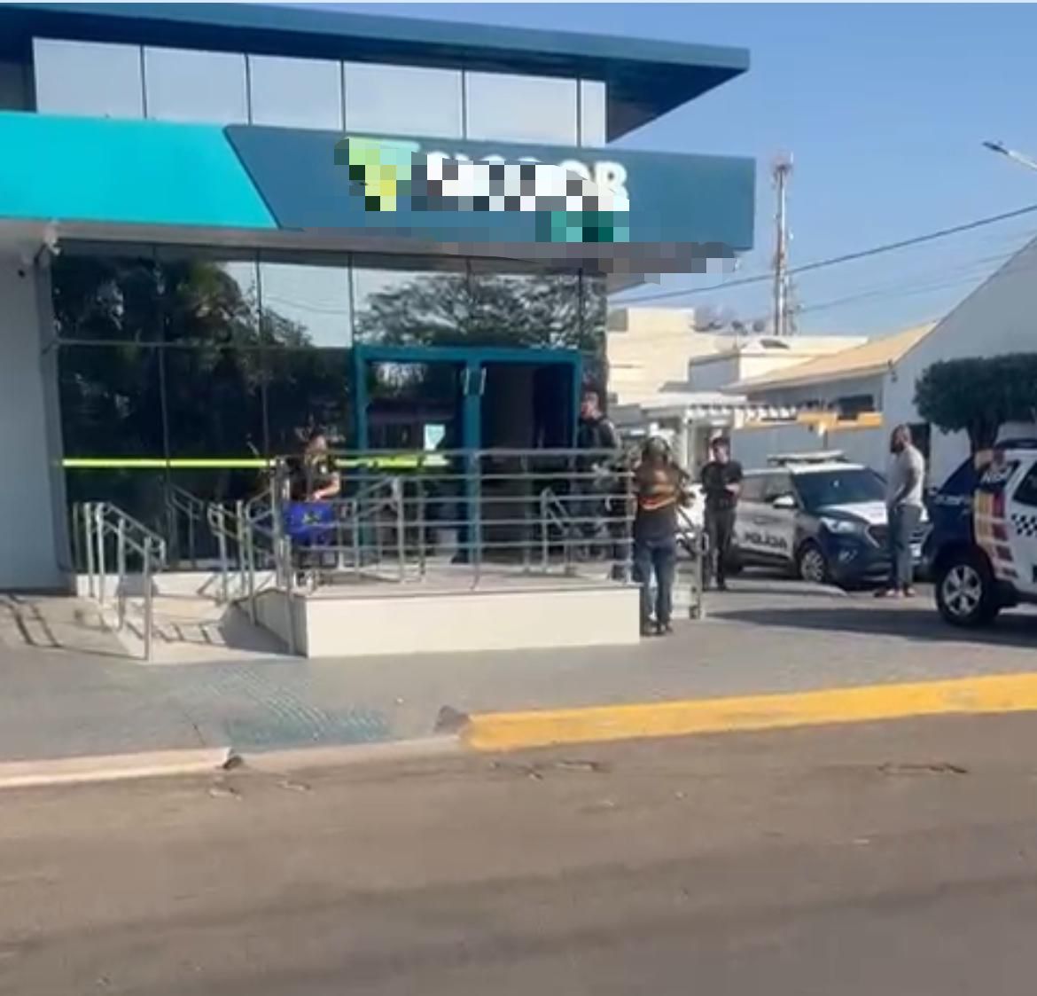 Além do dinheiro, grupo levou um revólver calibre .38 com 12 munições após arrombar portas e violar cofre de valores da agência