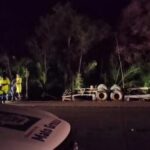 Acidente aconteceu na tarde desta quinta-feira (26) na Serra de São Vicente; três veículos transportados ficaram espalhados na faixa de domínio.