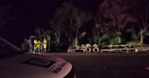 Acidente aconteceu na tarde desta quinta-feira (26) na Serra de São Vicente; três veículos transportados ficaram espalhados na faixa de domínio.