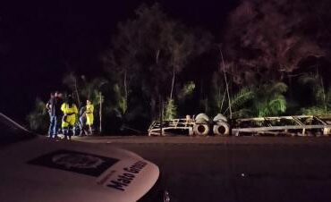 Acidente aconteceu na tarde desta quinta-feira (26) na Serra de São Vicente; três veículos transportados ficaram espalhados na faixa de domínio.