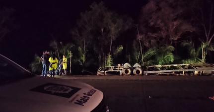Acidente aconteceu na tarde desta quinta-feira (26) na Serra de São Vicente; três veículos transportados ficaram espalhados na faixa de domínio.