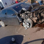 Motorista perdeu o controle do veículo, colidiu contra uma Fiat Toro e derrubou um poste de energia elétrica na Avenida Filinto Muller, no bairro Jardim Eldorado.