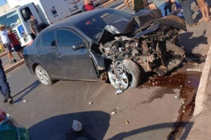 Motorista perdeu o controle do veículo, colidiu contra uma Fiat Toro e derrubou um poste de energia elétrica na Avenida Filinto Muller, no bairro Jardim Eldorado.