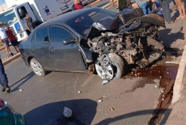 Motorista perdeu o controle do veículo, colidiu contra uma Fiat Toro e derrubou um poste de energia elétrica na Avenida Filinto Muller, no bairro Jardim Eldorado.