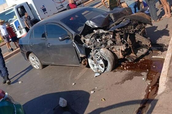 Motorista perdeu o controle do veículo, colidiu contra uma Fiat Toro e derrubou um poste de energia elétrica na Avenida Filinto Muller, no bairro Jardim Eldorado.