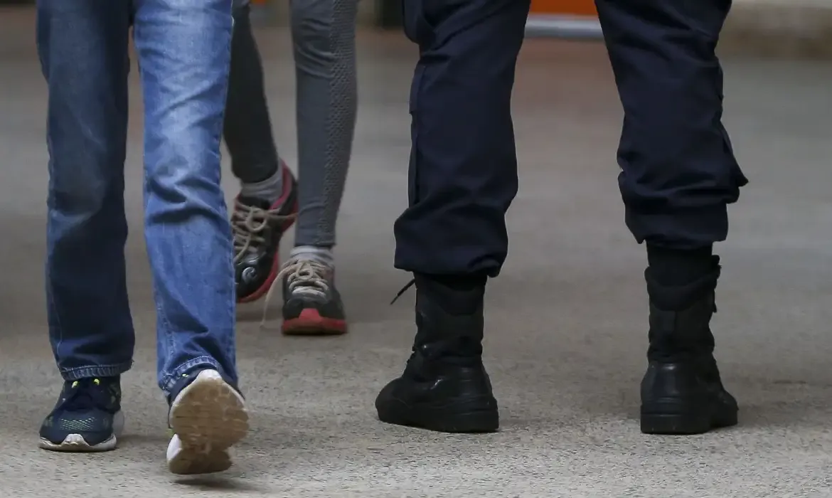 TCE suspende processos seletivos de escolas cívico-militares em São Paulo