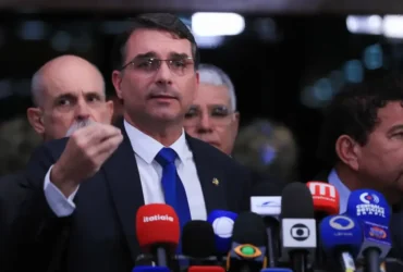 Moraes é alvo de críticas de Flávio Bolsonaro após voto contra ex-presidente