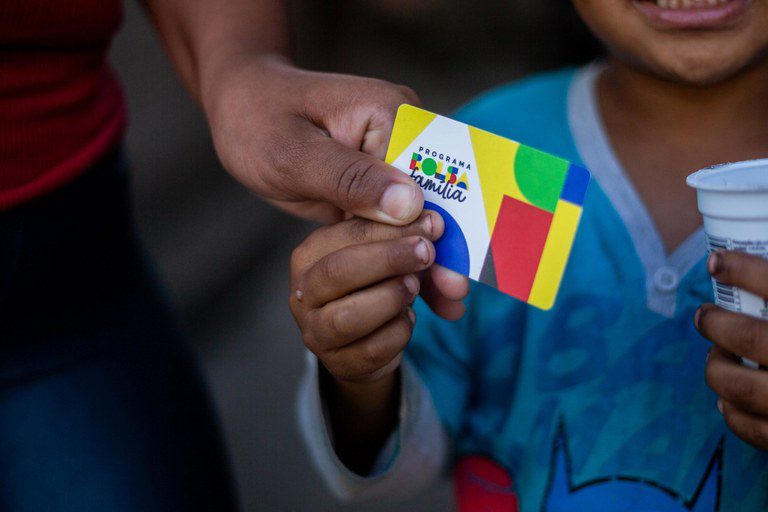 Bolsa Família amplia inserção de mães no mercado de trabalho -