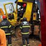 Acidente envolvendo dois caminhões caçamba deixou trabalhador ferido e mobilizou Corpo de Bombeiros na estrada dos Badans