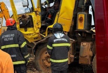 Acidente envolvendo dois caminhões caçamba deixou trabalhador ferido e mobilizou Corpo de Bombeiros na estrada dos Badans