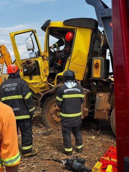 Acidente envolvendo dois caminhões caçamba deixou trabalhador ferido e mobilizou Corpo de Bombeiros na estrada dos Badans