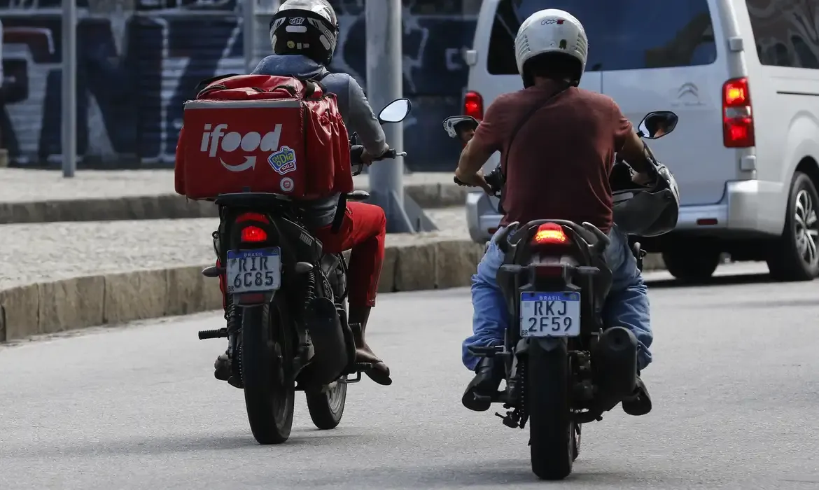 Câmara aprova urgência para votar vale-refeição a entregadores