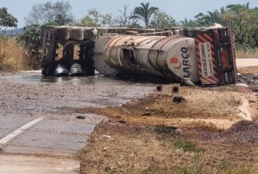 BR-364: Carreta carregada com diesel tomba, deixando um morto e outro ferido
