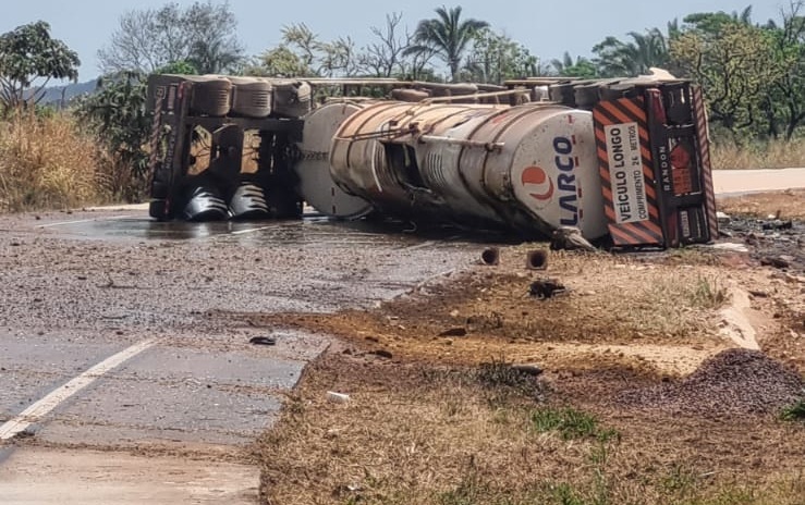 BR-364: Carreta carregada com diesel tomba, deixando um morto e outro ferido