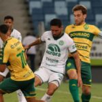 Lance de Cuiabá x Chapecoense. Imagem: AssCom Dourado