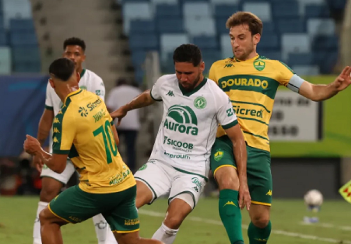 Lance de Cuiabá x Chapecoense. Imagem: AssCom Dourado