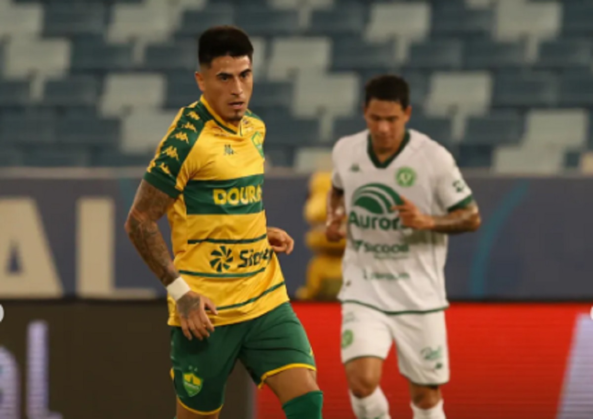 Lance de Cuiabá x Chapecoense. Imagem: AssCom Dourado