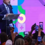 Licença-maternidade é ampliada com nova lei sancionada por Lula