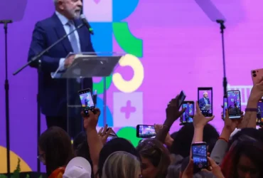 Licença-maternidade é ampliada com nova lei sancionada por Lula