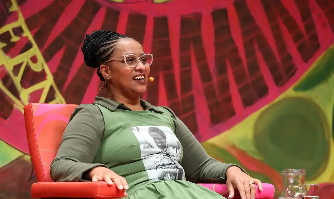 Rádio MEC estreia série de entrevistas na Flip com Lília Guerra