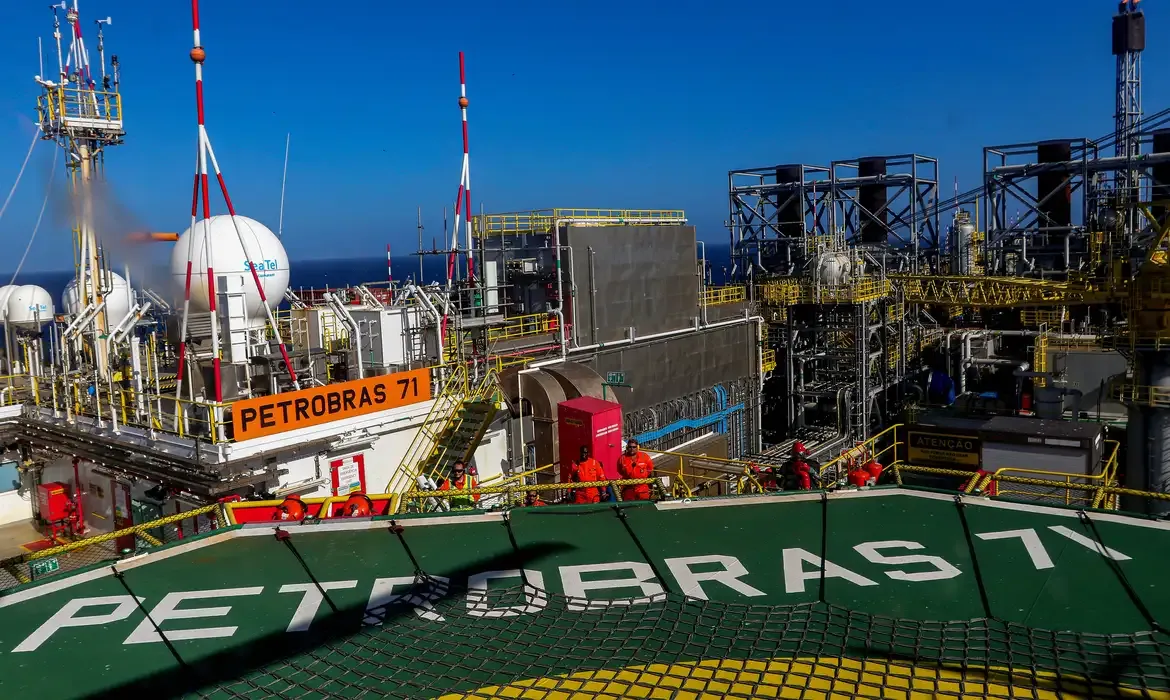 Brasil alcança pela primeira vez produção diária de 5 milhões de barris