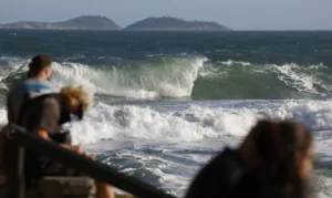 Guarda-vidas intensificam buscas por casal desaparecido na Praia do Leme