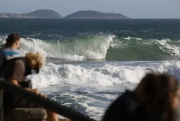 Guarda-vidas intensificam buscas por casal desaparecido na Praia do Leme