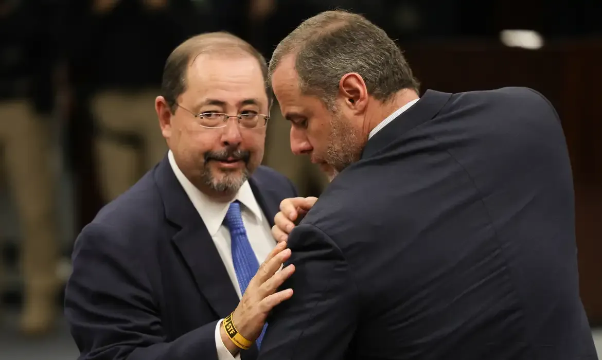 Bolsonaro tem defesa acolhida em voto de Fux no STF